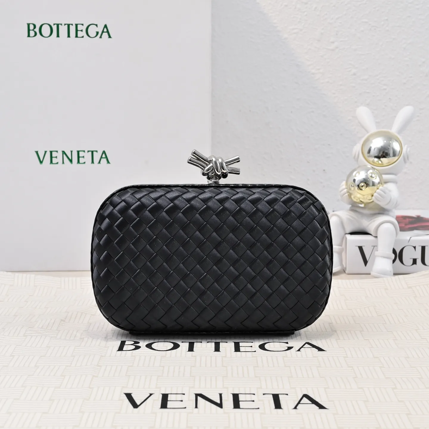 Batch 1460 #BV Knot woven evening bag series ~ Each bag reveals exquisite elegance💫Iconic classic silk weaving➕snake skin trimming with knot buckle, soft and delicate feel. The design is small and exquisite, low-key without logo, elegant and elegant. Paired with evening dress or cheongsam, it has the atmosphere of a famous and wealthy lady. Full of aura and invincible texture💃 Model: 7622 Dimensions: 20x12x5.5
